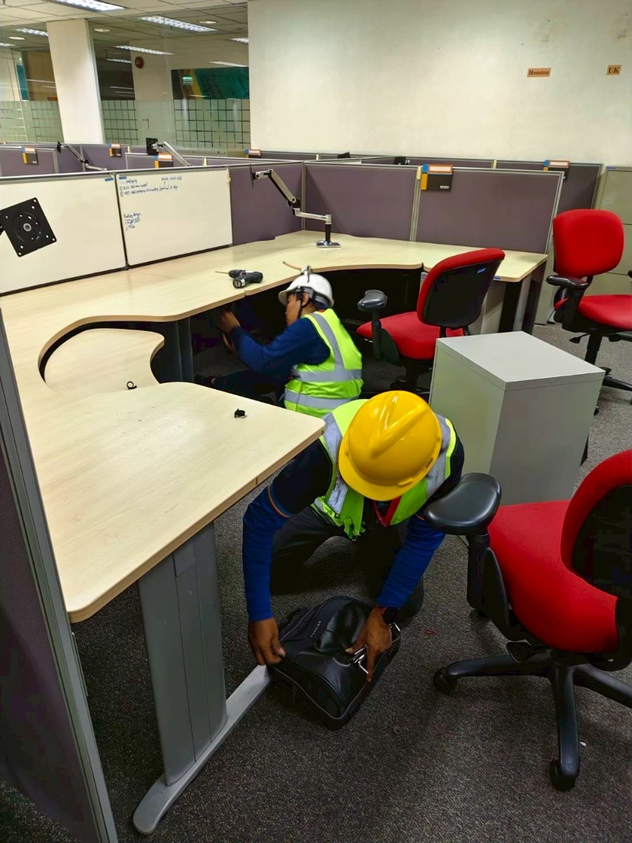 ผลงานการรื้อถอดขนย้ายประกอบติดตั้งเฟอร์นิเจอร์โต๊ะทำงาน